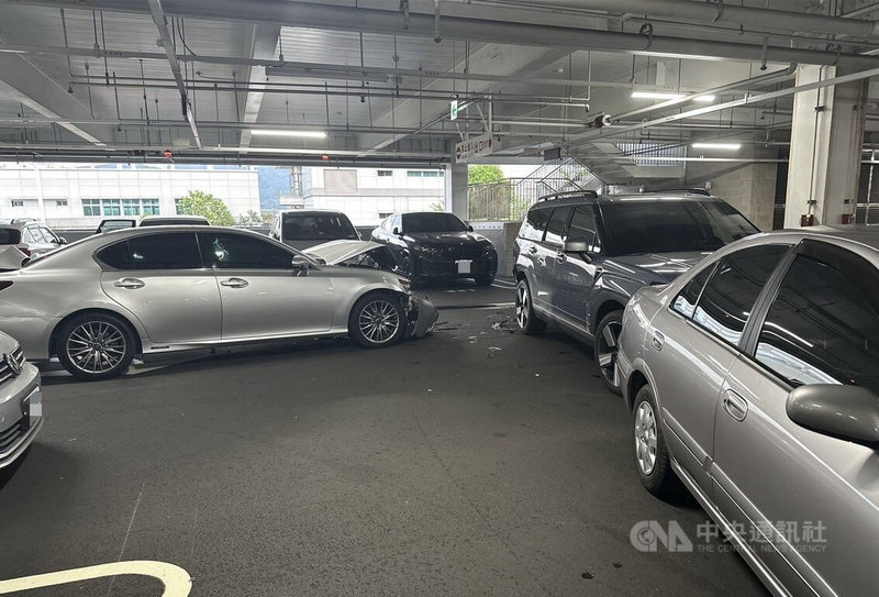 李姓男子11月30日下午開車前往台中北屯某賣場，卻在停車場內連撞3輛汽車，警方到場發現他精神恍惚，經毒品唾液快篩呈陽性反應，依法開單舉發。（翻攝照片）中央社記者蘇木春傳真　114年12月1日