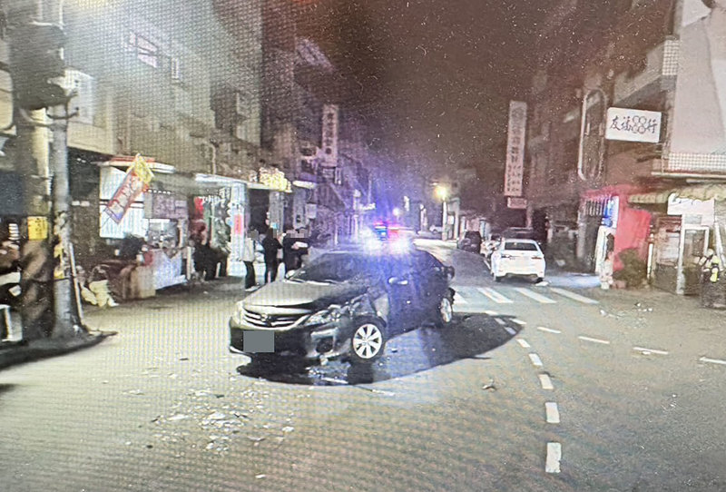 彰化縣洪姓員警11月30日凌晨於永靖鄉處理陳姓男子酒駕交通事故時，遭楊姓男子開車推撞受傷送醫，經查楊男也涉酒駕，均依公共危險罪嫌移送法辦；洪姓員警送醫診治後，已出院無大礙。（民眾提供）中央社記者鄭維真傳真　114年12月1日