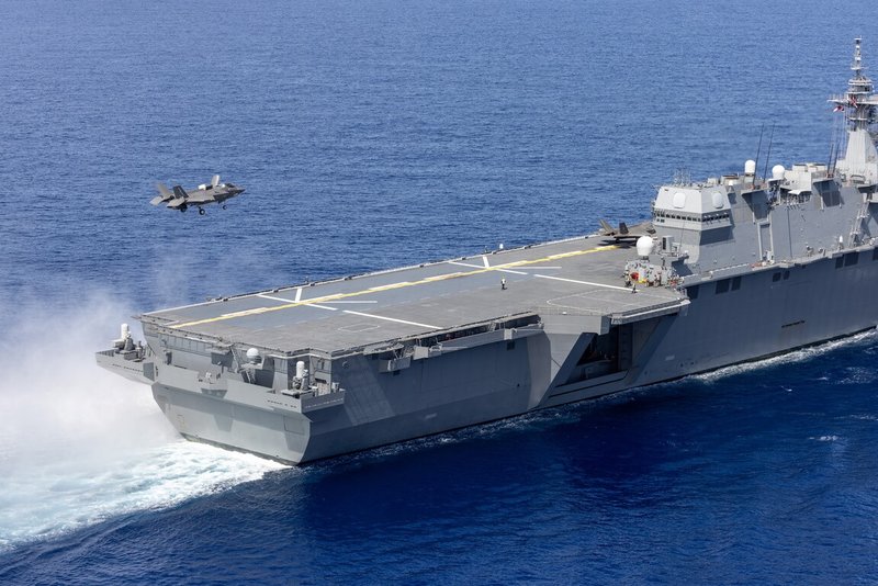 由英國最先進航空母艦「威爾斯親王號」領軍的航艦打擊群4至11月執行「高桅」行動,8月8日在印太區域與盟友夥伴演訓期間,「威爾斯親王號」艦載F-35戰機自日本航艦「加賀號」起降,是首度有英國F-35自日本戰艦起降。(英國國防部提供)中央社記者陳韻聿倫敦傳真 114年12月1日