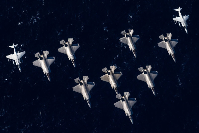 由英國最先進航空母艦「威爾斯親王號」領軍的航艦打擊群11月在地中海與義大利等北大西洋公約組織盟友演訓,英義兩國F-35戰機曾自對方航艦起降並共同操演。圖為英義F-35戰機與義大利海軍AV-8B Harrier II戰機一同飛越「威爾斯親王號」和義大利航艦「卡富爾號」。(英國國防部提供)中央社記者陳韻聿倫敦傳真 114年12月1日