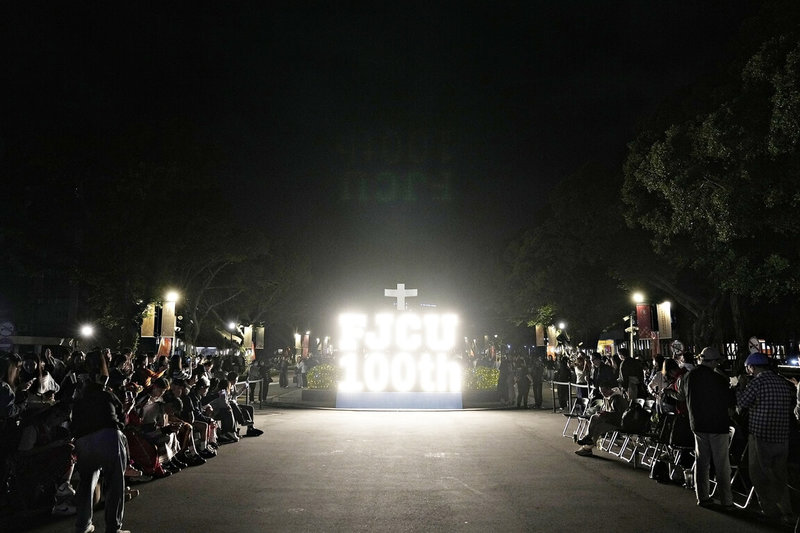 輔仁大學年度盛事「聖誕點燈」1日晚間登場，今年以「禧年同慶．輔大百年」為主題，從新北市新莊區中正路大門進入校園，就會看見「FJCU 100th」主題燈飾。（輔大提供）中央社記者王鴻國傳真　114年12月1日