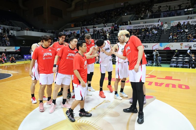 2027 FIBA世界盃籃球亞洲區資格賽日本隊1日擊敗台灣隊，日本隊身高僅168公分的後衛富樫勇樹（前左3）雖僅上場約15分鐘、拿8分，但關鍵第4節開局全隊靠他打開攻勢，是獲勝主要功臣。（中華民國籃球協會提供）中央社記者黎建忠傳真　114年12月1日