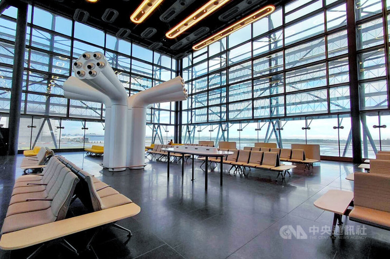 桃園國際機場第3航廈北登機廊廳1日試營運，機場公司表示，北登機廊廳的開放式候機區，擁有大面積玻璃帷幕及室外遮陽板，旅客能將飛機起降美景一覽無遺。中央社記者吳睿騏桃園機場攝　114年12月1日