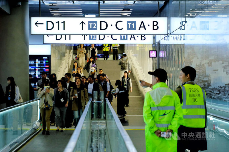 桃園國際機場第3航廈北登機廊廳1日試營運，航廈中的雙向電走道減少旅客步行時間，出入境樓層配置也與既有登機長廊不同，出發層在3樓、抵達層在4樓，皆設有清晰指標引導旅客。中央社記者吳睿騏桃園機場攝　114年12月1日