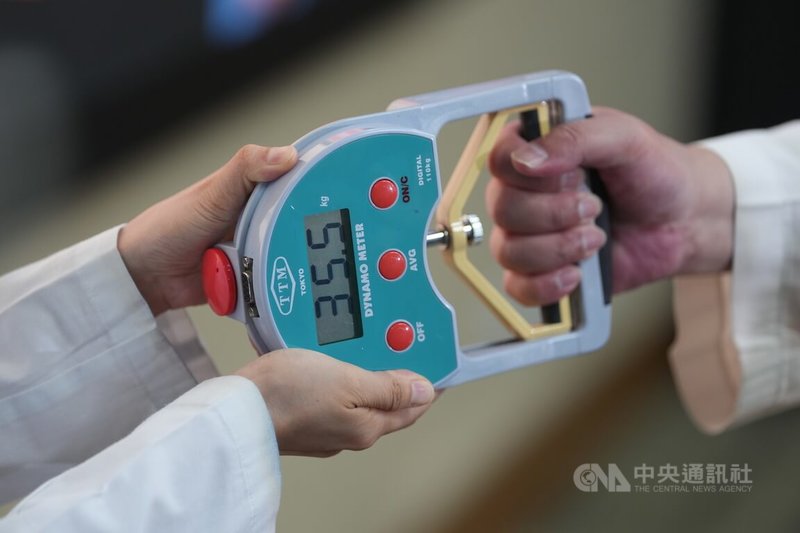 最新結果發現，亞洲族群的肌力，有2個會加速衰退的時間點，分別為45歲與70歲。但是若肌力表現良好，如約50歲男性握力表現若可達55公斤以上，則可延後退化時間達約10年。圖為握力器。中央社記者徐肇昌攝　114年12月1日