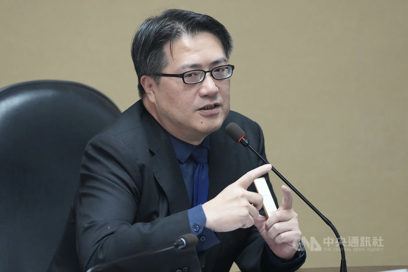 台北市立關渡醫院院長、陽明交大健康長壽與老化科學研究中心主任陳亮恭1日在研究成果發表記者會說明肌少症最新亞洲版診斷共識，已刊登於「自然老化」（Nature Aging）。中央社記者徐肇昌攝　114年12月1日