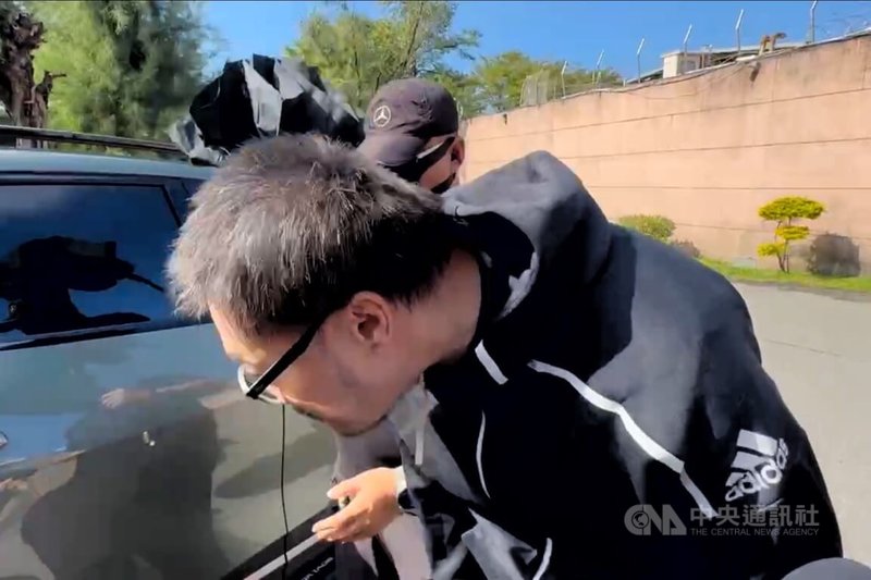 名嘴朱學恒（前）強吻國民黨台北市議員鍾沛君，判刑11月定讞後，1月24日主動提前報到入獄服刑，因表現良好獲得縮刑1日出獄，朱學恒直到近中午才步出北監，僅對媒體表示「麻煩各位費心了，謝謝」，隨後鞠躬搭車離去。中央社記者吳睿騏桃園攝　114年12月1日