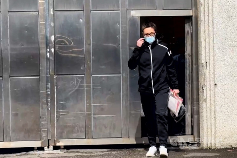 名嘴朱學恒強吻國民黨台北市議員鍾沛君，判刑11月定讞後，1月24日主動提前報到入獄服刑，因表現良好獲得縮刑1日出獄，朱學恒直到中午近11時30分才步出北監，身形較以往瘦。中央社記者吳睿騏桃園攝　114年12月1日