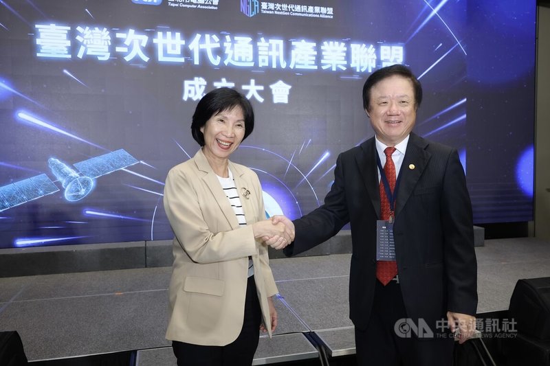 台灣次世代通訊產業聯盟（TNGCA）成立大會1日下午在台北舉行，首屆會長簡志誠（右）、副會長井琪（左）表示將攜手為聯盟努力。中央社記者翁睿坤攝　114年12月1日
