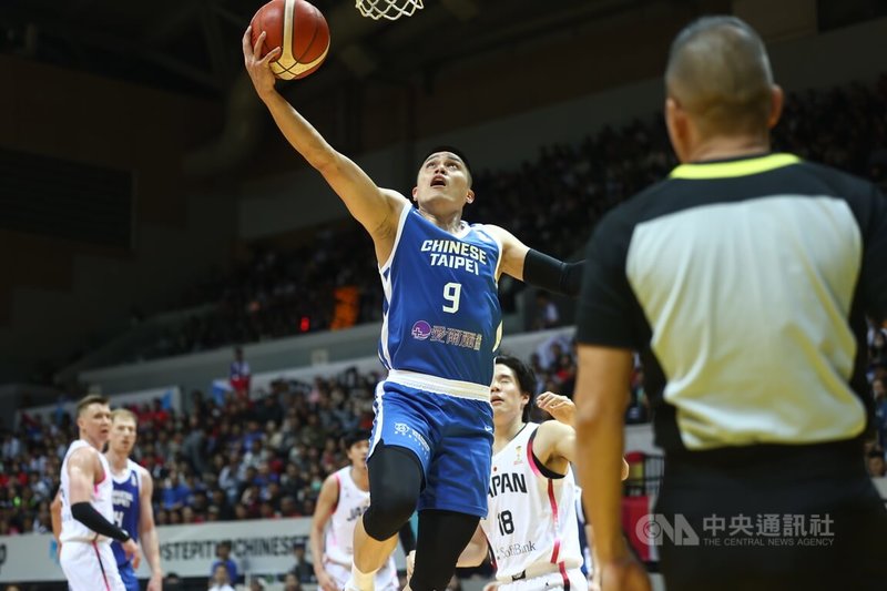 2027世界盃男籃亞洲區資格賽，台灣男籃1日在主場新莊體育館對戰日本隊，台灣隊陳盈駿（中）飛身上籃得分。中央社記者王騰毅攝  114年12月1日