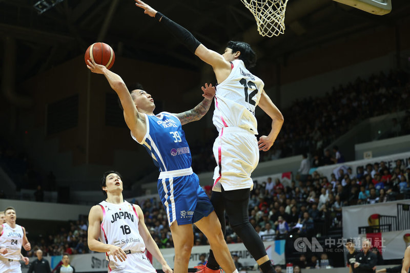 2027 FIBA世界盃籃球亞洲區資格賽1日晚間在新莊體育館進行台日大戰，台灣隊盧峻翔（中左）切入取分。中央社記者王騰毅攝　114年12月1日