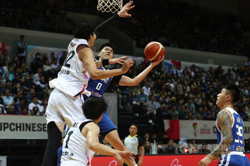2027 FIBA世界盃籃球亞洲區資格賽台日大戰1日晚間在新莊體育館進行，台灣隊主力球員林庭謙（持球者）遭遇嚴防只得9分，終場不敵日本，以73比80吞敗。中央社記者王騰毅攝　114年12月1日