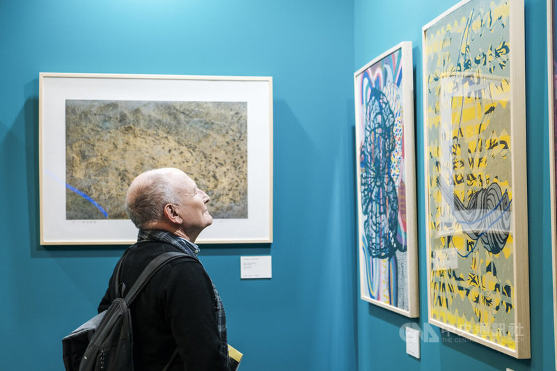 為期4天的第14屆西班牙畢爾包藝博會（FIG Bilbao）昨天圓滿落幕，「聚焦台灣」主題展大獲好評，除展出跨世代版畫、水墨藝術及學生創作外，多場講座與工作坊皆爆滿，除了讓西班牙認識台灣版畫與水墨藝術，也提升台灣在國際藝術網絡的能見度。中央社記者胡家綺馬德里攝　114年12月1日