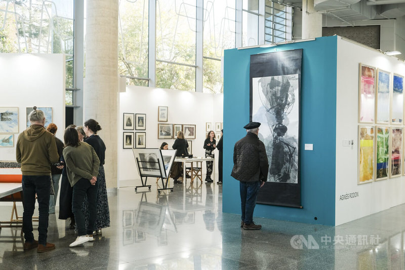 第14屆西班牙畢爾包藝博會（FIG Bilbao）「聚焦台灣」主題特展，由策展人周芳蓮集結9名跨世代版畫與水墨藝術家，在6個展區包括3面大展示牆（BIG PAPER），完整呈現台灣版畫的傳承與創新。主辦單位特將「聚焦台灣」展區牆面漆以鮮明的土耳其藍，與其他展位做出鮮明區隔。中央社記者胡家綺馬德里攝　114年12月1日