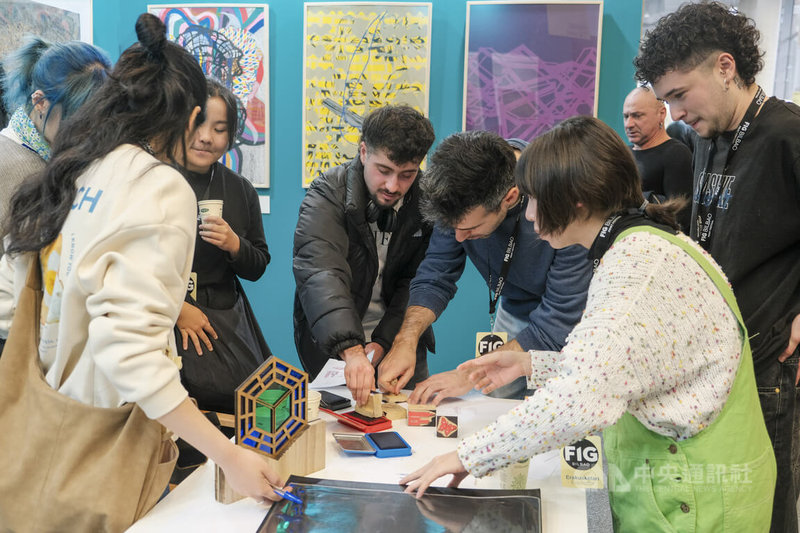 第14屆西班牙畢爾包藝博會（FIG Bilbao）除邀請台灣為主賓國、舉辦主題特展「聚焦台灣」外，亦邀請嘉義大學視覺藝術學系應屆畢業生團隊包括朱芳瑩（左前）、林庭薰（左後1）、游芷瑜（左後2）、陳欣（右前）參展「誘惑立方體」單元，與畢爾包藝術與設計中心4名新銳創作者以「藝」會友，進行跨文化交流。中央社記者胡家綺馬德里攝　114年12月1日