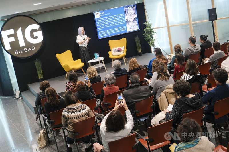 西班牙畢爾包藝博會（FIG Bilbao）今年特邀台灣為主賓國，以「聚焦台灣」為主題參展，策展人周芳蓮在展會期間舉行「台灣現代版畫」講座，介紹參展台灣藝術家的創作生涯、技巧與風格，現場人潮滿座，為台灣展區帶入人氣。中央社記者胡家綺馬德里攝　114年12月1日