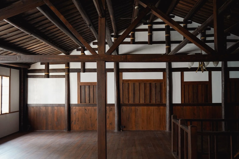 嘉義縣民雄鄉日本時代木構建築「一樂酒家」在文化部支持下啟動修復工程，3日將舉行竣工典禮，屋架罕見同時混合「西式桁架」與「閩南式穿斗式構架」。（吳至鎧提供）中央社記者蔡智明傳真　114年12月1日