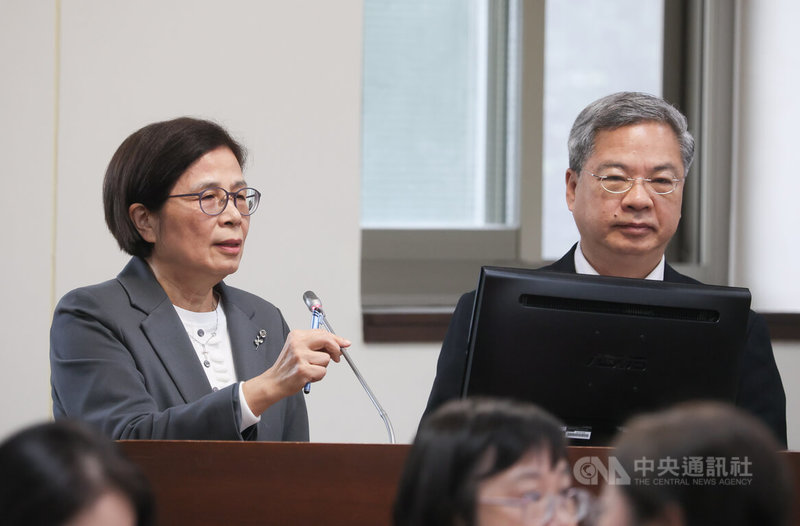 經濟部長龔明鑫（後右）、行政院經貿談判辦公室總談判代表楊珍妮（後左）1日列席立法院經濟委員會，就「台美關稅協議之談判方針、進度、爭議事項、雙方可能承諾及台灣產業之影響評估」進行報告並備質詢。中央社記者謝佳璋攝  114年12月1日