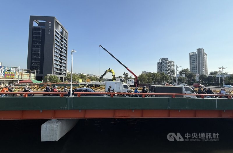 高雄市前鎮媽祖港橋改建工程進入最後階段，目前進行橋梁全面鋪設及標線作業，為降低交通影響，施工時段選擇夜間車流量最少時段全面封橋。中央社記者董俊志攝　114年12月1日