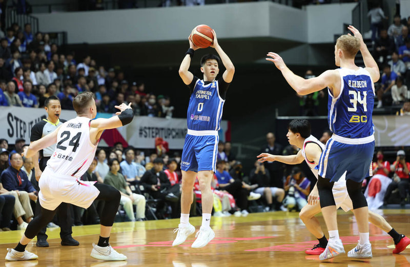 2027 FIBA世界盃籃球亞洲區資格賽，1日台灣男籃回到主場迎戰日本，台灣隊得分重點之一的林庭謙（中）僅9分進帳，而且全場17投僅3中。（中華民國籃球協會提供）中央社記者黎建忠傳真　114年12月1日