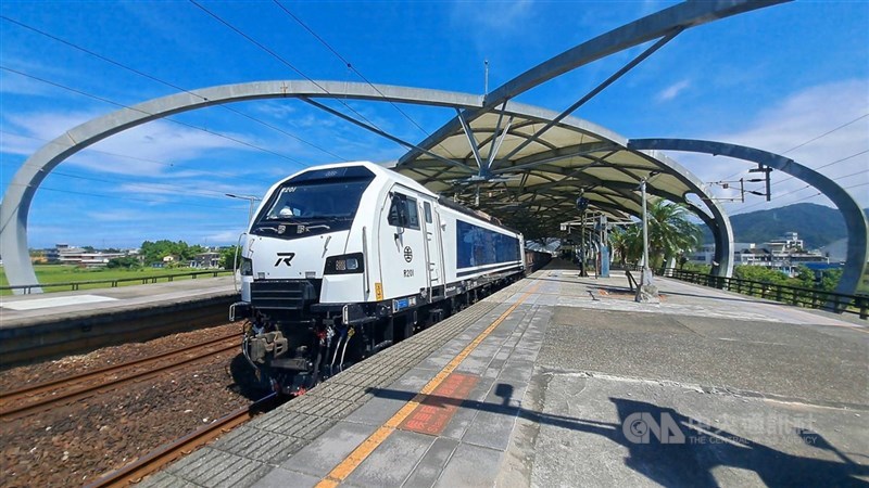 圖為國營台灣鐵路股份有限公司引進的R200型新型柴電機車。（中央社檔案照片）