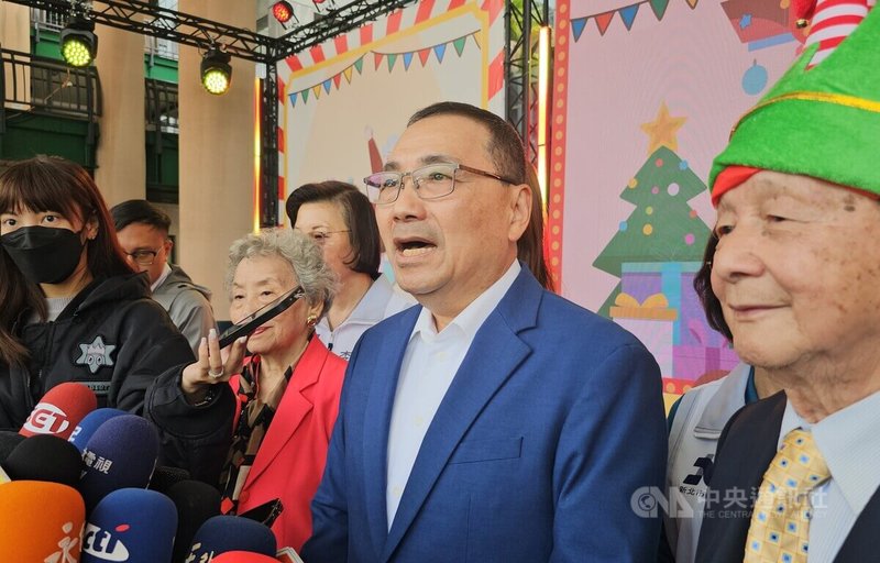 淡北道路工程日前鑽破地下自來水管，導致新北淡水停水逾3天引發民眾不滿；新北市長侯友宜（右2）1日出席活動時，就停水造成民眾困擾致歉。中央社記者王鴻國攝　114年12月1日