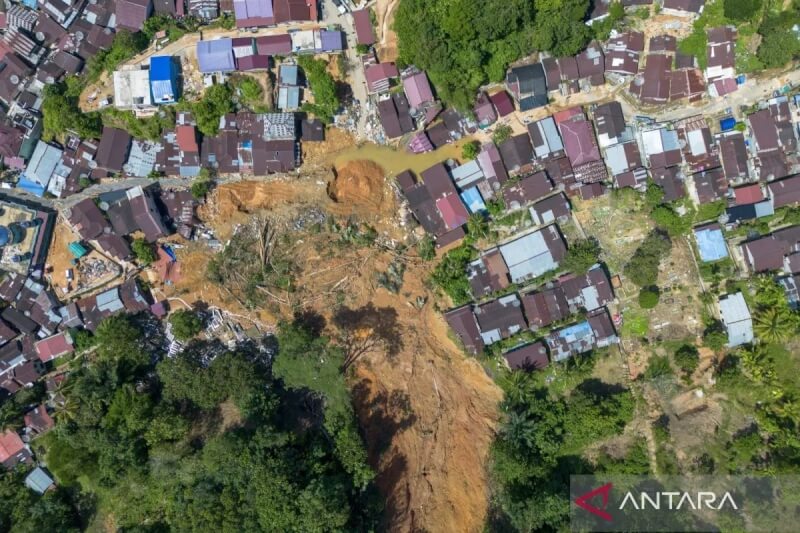 印尼北蘇門答臘地區山洪暴發造成嚴重災情，圖為11月30日災區空拍畫面。（安塔拉通訊社）