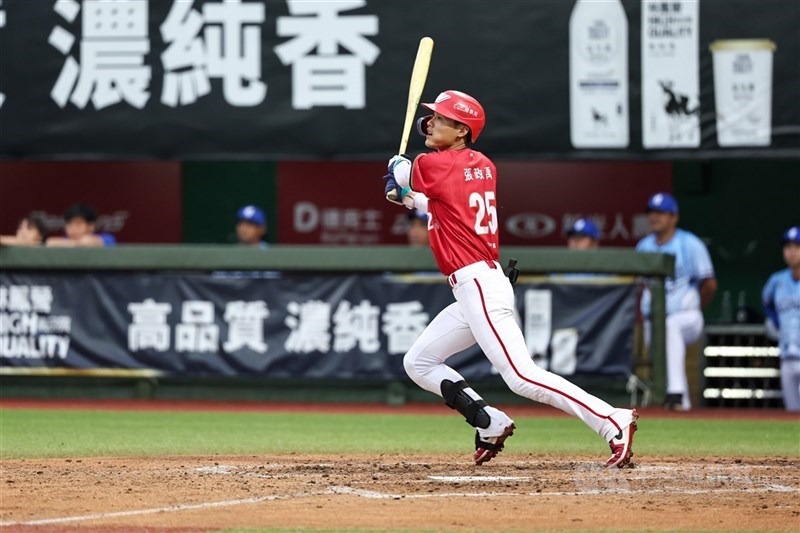 圖為中華職業棒球大聯盟味全龍隊野手張政禹。（中央社檔案照片）