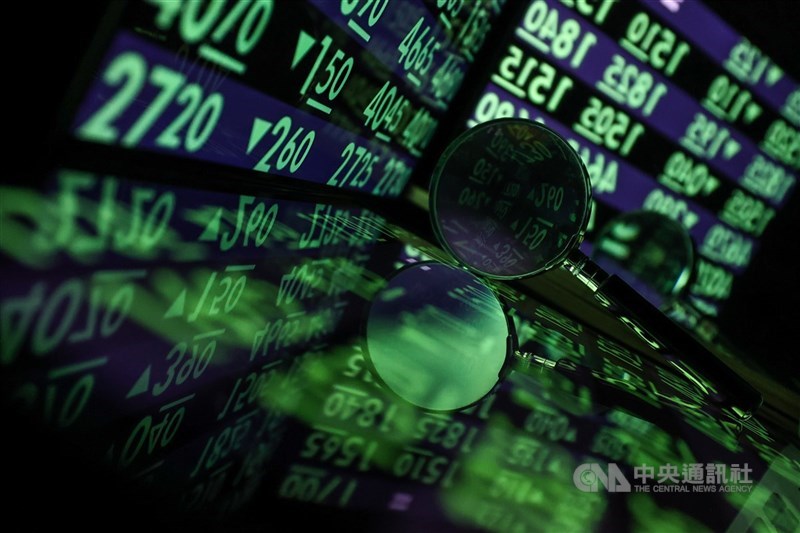 台股1日下跌283.95點,收在27342.53點,失守月線。(中央社檔案照片)