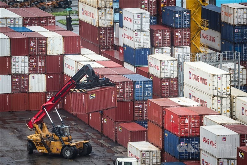 AI商機大爆發，催動台灣經濟成長引擎，今年經濟成長率估達7.37%，創15年最佳，不過今年超額儲蓄規模同步飆破新台幣5兆元，創歷史新高紀錄，明年超額儲蓄繼續衝高，衝破6兆元。（中央社檔案照片）