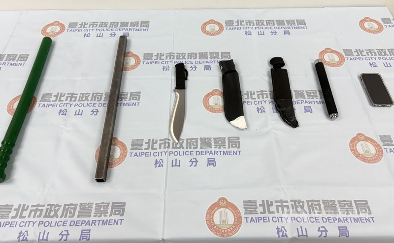 北市警方11月30日晚間獲報，「夜店大亨」夏天倫遭人持刀和辣椒水攻擊，2嫌涉案後隨即分散逃逸，其中27歲林姓男子到派出所自首，警方確認涉案後逮捕並起獲犯案工具（圖），初判為預謀犯案。（翻攝照片）中央社記者黃麗芸傳真　114年12月1日