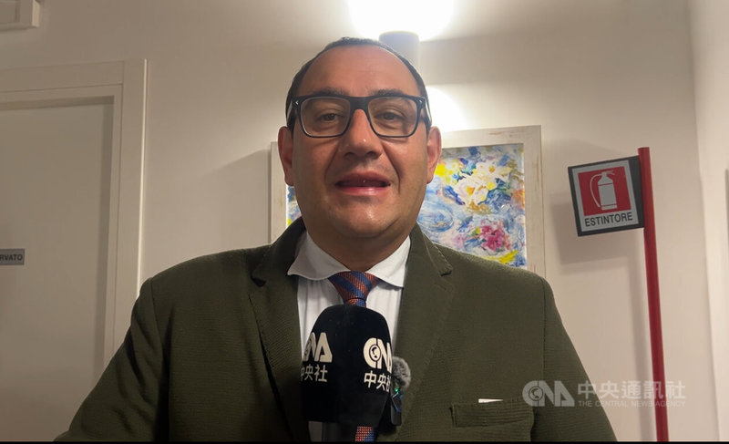 義大利古城拉奎拉近期舉辦松露展，阿布魯佐大區副區長英普丹特接受中央社專訪表示，希望透過松露美食展述說土地的故事。中央社記者黃雅詩拉奎拉攝　114年12月1日