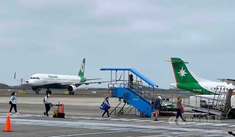 澎湖縣政府表示，農曆春節台澎航線機位將於9日下午6時起開放電話及網路訂位，澎湖航線共提供1218架次，計9萬5326個座位數。圖為澎湖機場搭機民眾。中央社　114年12月1日