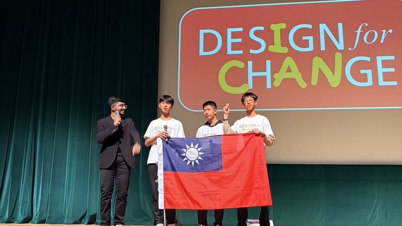 雲林縣口湖國中3名學生有感於大量蚵殼堆積帶來的環境問題，透過實驗研發出具清潔效果的環保蚵殼清潔劑，並在Design For Change全球孩童年會中發表。（DFC台灣提供）中央社記者許秩維傳真　114年12月1日