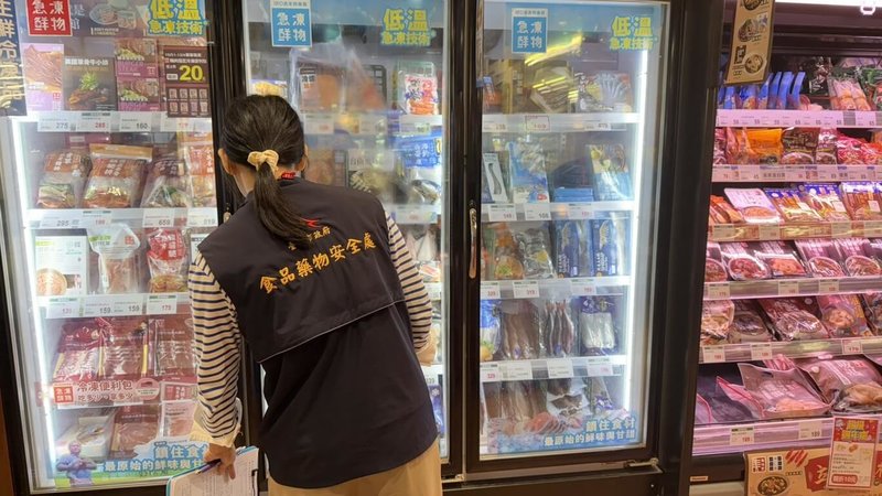 台中市食安處人員1日獲報台中市有11家全聯門市進貨問題批號台灣鯛魚排，經稽查11家門市共進貨624包，其中612包已售出，12包已下架回收。（食安處提供）中央社記者趙麗妍傳真　114年12月1日