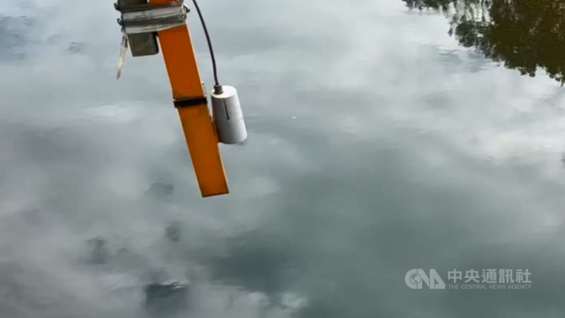 基隆河近日受到油污染，基隆市長謝國樑指油膜偵測器（圖）故障；台水公司1日回應，1台正常運作，另1台已報廢尚未拆除。中央社記者王朝鈺攝　114年12月1日