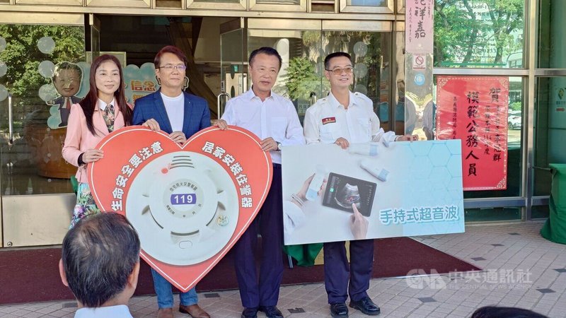 建築師詹益源（左2）1日捐贈手持式無線超音波3組、住宅用警報器800只給嘉義縣消防局，縣長翁章梁（右2）代表受贈、消防局長蔡建安（右1）觀禮，感謝善舉。中央社記者蔡智明攝　114年12月1日