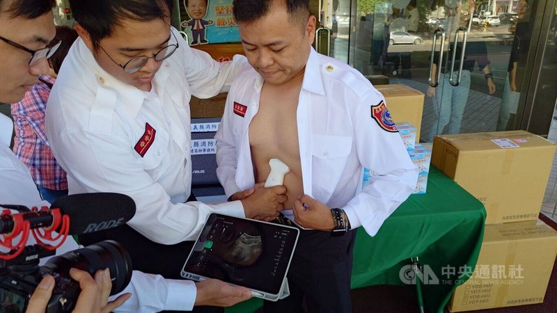 嘉義縣消防局1日獲贈3組手持式無線超音波，將配備在救護車上，對救護患者進行到院前的初步檢查，讓醫生提早瞭解患者情況。圖為消防人員做檢查示範。中央社記者蔡智明攝　114年12月1日