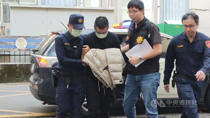 「夜店大亨」夏天倫於11月30日晚間遭人砍傷，2嫌隨即分散逃逸，其中27歲林姓男嫌到派出所自首。台北市警察局松山分局1日下午依殺人未遂罪移送北檢偵辦，並持續追查另1名共犯和幕後有無教唆指使者。中央社記者林長順攝　114年12月1日