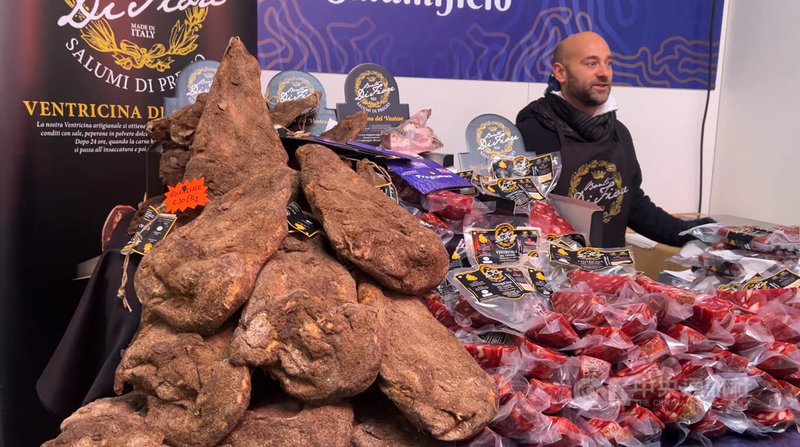 義大利拉奎拉松露美食展有許多市面罕見的小農商品，例如圖片左方這些以椒鹽包覆醃製長達1年的豬頰肉。中央社記者黃雅詩拉奎拉攝　114年12月1日