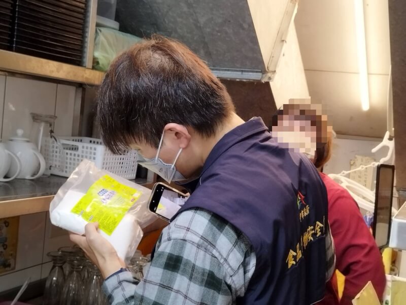 台中連鎖茶飲店春水堂店員誤拿含有清潔劑的茶水供民眾飲用，食品藥物安全處11月31日獲報後派員稽查，除勒令此店即日起停業，也將業者移送地檢署偵辦。（民眾提供）中央社記者趙麗妍傳真　114年12月1日