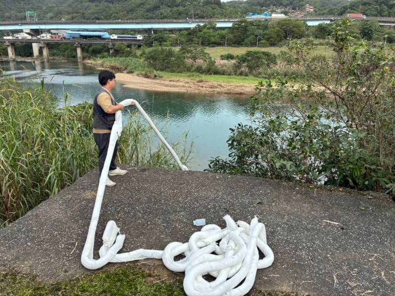 基隆河八堵抽水站附近河面11月27日出現油污，環保局28日表示，獲報後隨即啟動緊急應變與稽查作業，並在河面上布設攔油索，已加強巡查、追緝污染源。