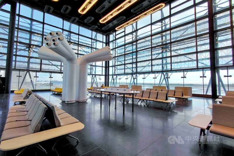 桃園機場第三航廈北登機廊廳1日試營運,旅客可以從開放式候機區的玻璃帷幕觀賞飛機起降。 中央社記者吳睿騏桃園機場攝 114年12月1日