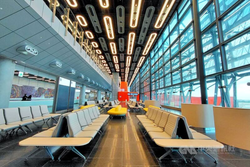 桃園機場第三航廈北登機廊廳採高挑透明通透的設計,讓光線跟夕陽餘暉可以透過玻璃帷幕照進候機大廳。 中央社記者吳睿騏桃園機場攝 114年12月1日