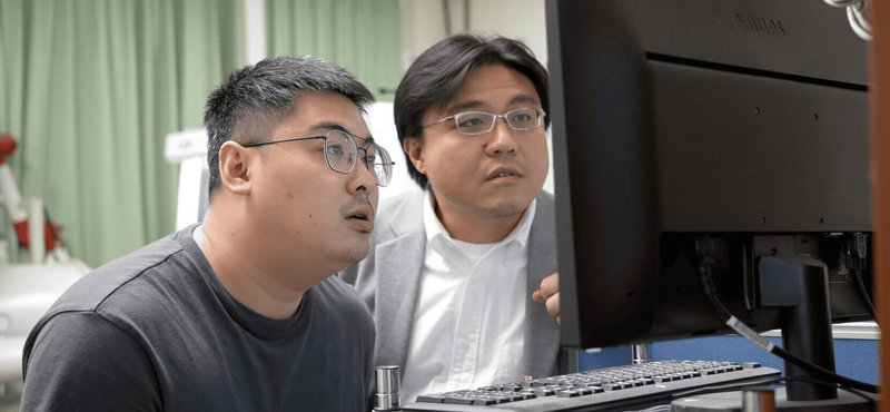 台灣科技大學應用科技研究所特聘教授王復民（右）帶領團隊與電動機車大廠合作，建立「電池健康監測與預警平台」，能在異常升溫或電阻突增前即發出警訊。（台科大提供）中央社記者許秩維傳真　114年12月1日