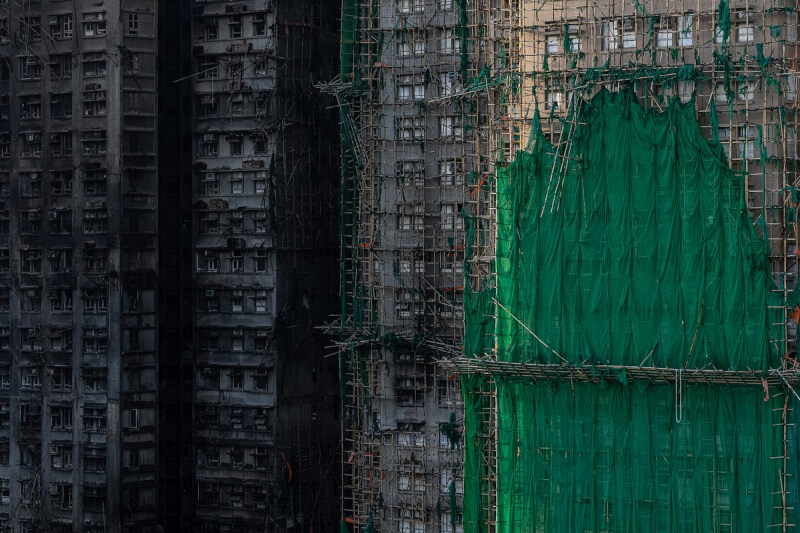 香港宏福苑大火，當局1日表示，調查發現，承包商為了省錢摻入了一些不合格的鷹架圍網。（美聯社）