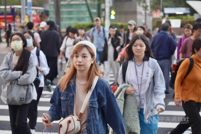 2日受東北季風影響，迎風面水氣略增，大台北、東半部有局部短暫降雨的機率，氣溫略降。圖為台北車站前民眾。中央社記者王飛華攝　114年12月1日