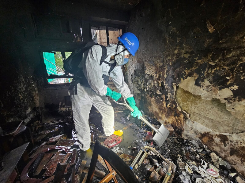 香港宏福苑火災後，大廈內漆黑一片。（圖取自facebook.com/HongKongPoliceForce）