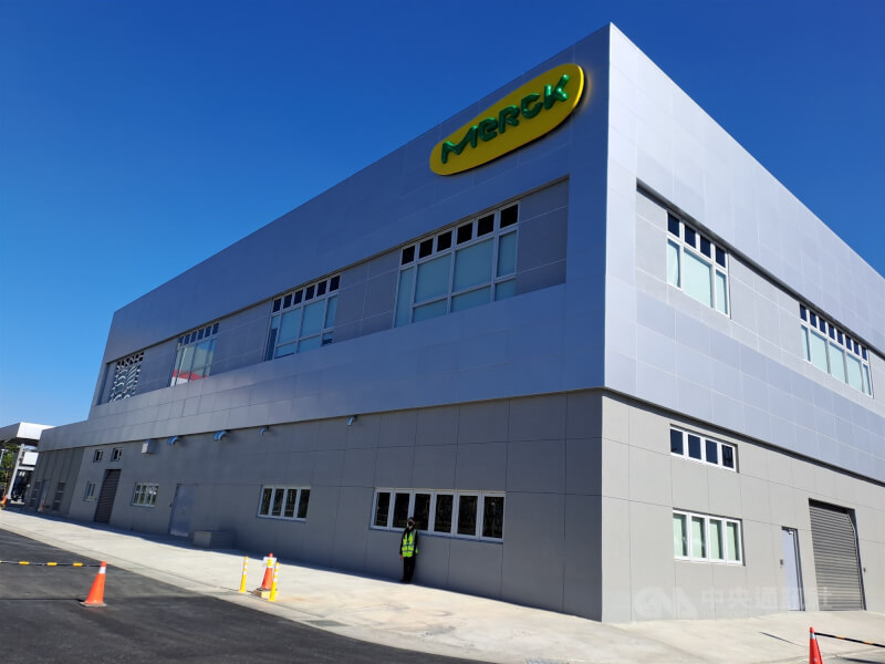 默克（Merck）高雄半導體科技旗艦園區1日落成，圖為默克二廠建物，默克高雄半導體科技旗艦園區即在二廠廠區。中央社記者潘智義攝 114年12月1日