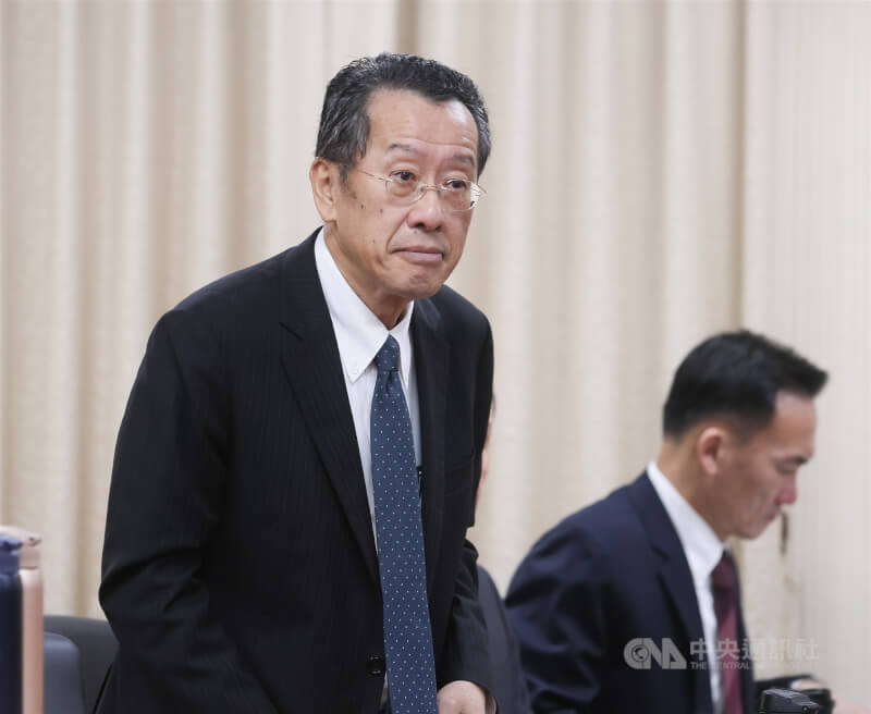 立法院外交及國防委員會1日邀請國防部長顧立雄（左）報告「軍人薪資待遇結構現行作法檢討及未來調整規劃」，並備質詢。中央社記者謝佳璋攝  114年12月1日